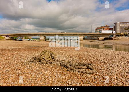 Der Fluss Adur bei Ebbe enthüllt ein ausgedehntes Flussbett - Shoreham-by-Sea, West Sussex, Großbritannien. Stockfoto