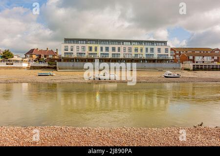 Der Fluss Adur bei Ebbe enthüllt ein ausgedehntes Flussbett - Shoreham-by-Sea, West Sussex, Großbritannien. Stockfoto