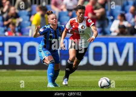 Rotterdam - Nikita Tromp von Ajax Vrouwen, Samantha van Diemen von Feyenoord V1 während des Spiels zwischen Feyenoord V1 gegen Ajax v1 im Stadion Feijenoord De Kuip am 14. Mai 2022 in Rotterdam, Niederlande. (Box to Box Pictures/Tom Bode) Credit: Box to Box pictures/Alamy Live News Stockfoto