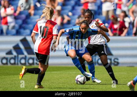 Rotterdam - Chasity Grant von Ajax Vrouwen, Celainy Obispo von Feyenoord V1 während des Spiels zwischen Feyenoord V1 gegen Ajax v1 im Stadion Feijenoord De Kuip am 14. Mai 2022 in Rotterdam, Niederlande. (Box to Box Pictures/Tom Bode) Credit: Box to Box pictures/Alamy Live News Stockfoto