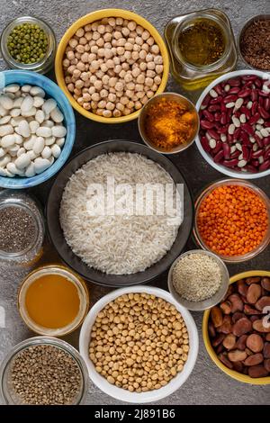 Hülsenfrüchte und Grünpflanzen sind eine Quelle für pflanzliches Eiweiß und Vitamine. Vegetarische Gerichte. Stockfoto