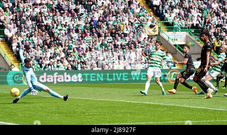 Joao Pedro Jota (zweiter links) von Celtic erzielt beim Cinch Premiership-Spiel in Celtic Park, Glasgow, das vierte Tor des Spiels ihrer Mannschaft. Bilddatum: Samstag, 14. Mai 2022. Stockfoto