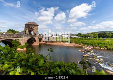 Monnow Bridge, die letzte erhaltene befestigte Flussbrücke in Großbritannien. Monmouth, Wales. Stockfoto