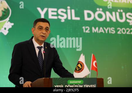 12. Mai 2022, Gaziantep, Türkei: Gaziantep, Türkei. 12 Mai 2022. Der Präsident der Industrie- und Handelskammer von Gaziantep, Adnan Ãœnverdi, hält eine Rede auf einem Gipfel, um die wirtschaftlichen Möglichkeiten der Zusammenarbeit zwischen der Türkei und Deutschland in der türkischen Stadt Gaziantep zu prüfen. Die Veranstaltung mit dem Titel ''Summit of Environmental Transformation'' ist Teil des Programms, das vom Bundesministerium für Wirtschaft und Entwicklung, gemeinsam mit der Organisation für deutsche Zusammenarbeit, dem türkischen Handelsministerium und der Handelskammer Gaziantep und Ind organisiert wird Stockfoto