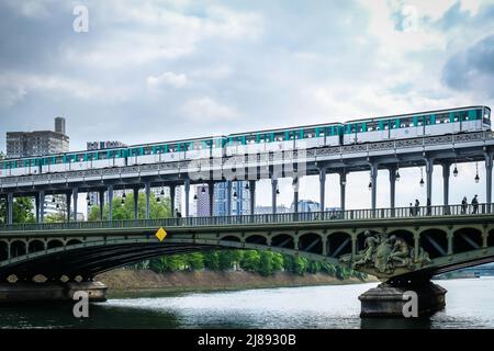 Paris, Frankreich, Mai 2022, Blick auf einen Zug, der über die Bir-Hakeim-Brücke über die seine fährt Stockfoto