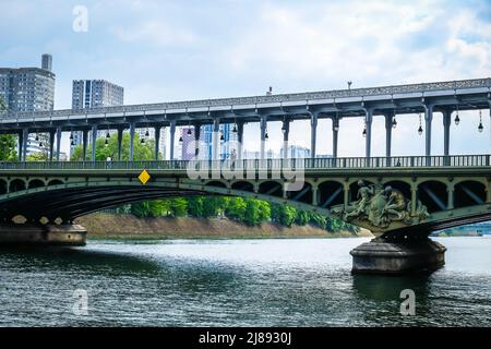 Paris, Frankreich, Mai 2022, Blick auf die Bir-Hakeim-Brücke über die seine Stockfoto