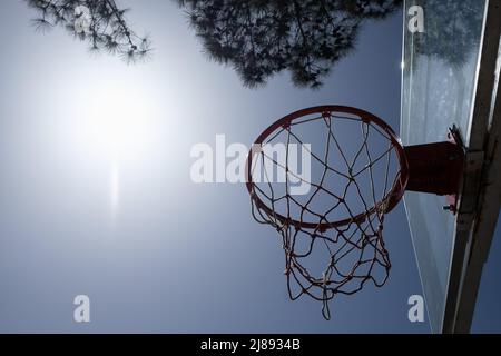 Alter Basketballkorb mit Netz in ländlicher Umgebung. Spielen Sie Basketball Stockfoto