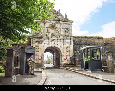 Das barocke Torhaus um 1670 der Königlichen Zitadelle, in dem sich 29 das Kommandoregiment Royal Artillery befindet. Vor rund 450 Jahren erbaut, ist es das Land Stockfoto