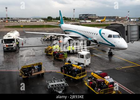 Belgrad, Serbien. 22. April 2022. Außen oder außerhalb des Flughafens Nikola Tesla in Belgrad. Flugzeug- und Frachtcontainer mit Gepäckkoffern Stockfoto