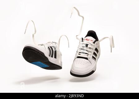 Belgrad, Serbien - 12. Mai 2022. Neue Adidas Tennisschuhe auf weißem Hintergrund mit Clipping-Pfad enthalten. Neue Adidas Sneakers oder Sportschuhe auf weißem Bac Stockfoto