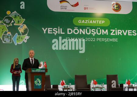 12. Mai 2022, Gaziantep, Türkei: Gaziantep, Türkei. 12 Mai 2022. Der Gouverneur von Gaziantep, Davut GÃ¼l, hält eine Rede auf einem Gipfel, um die wirtschaftlichen Möglichkeiten der Zusammenarbeit zwischen der Türkei und Deutschland in der türkischen Stadt Gaziantep zu prüfen. Die Veranstaltung mit dem Titel ''Summit of Environmental Transformation'' ist Teil des Programms, das vom Bundesministerium für Wirtschaft und Entwicklung, gemeinsam mit der Organisation für deutsche Zusammenarbeit, dem türkischen Handelsministerium und der Industrie- und Handelskammer Gaziantep organisiert wird. Der Präsident der Gaziantep-Kammer Stockfoto