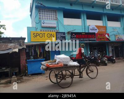 Cuttack, Odisha, Indien - 24.. Juli 2019 : Blick auf die Straße der Stadt Cuttack, Van-Rikscha-Abzieher, der Waren transportiert. Stockfoto