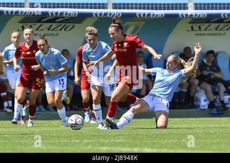 Vanessa Bernauer von AS Roma Women und Rachel Cuschieri von S.S. Lazio Women während des 22.. Tages der Serie A Meisterschaft zwischen S.S. Lazio Women vs A.S. Roma Women im stadio Mirko Fersini am 14.. Mai 2022 in Formello, Italien. Stockfoto