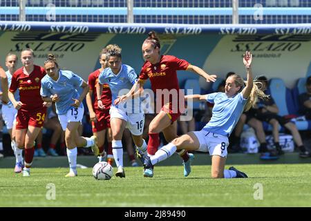 Vanessa Bernauer von AS Roma Women und Rachel Cuschieri von S.S. Lazio Women während des 22.. Tages der Serie A Meisterschaft zwischen S.S. Lazio Women vs A.S. Roma Women im stadio Mirko Fersini am 14.. Mai 2022 in Formello, Italien. Stockfoto