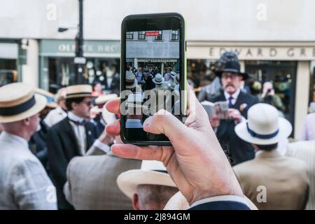 London UK 14. Mai 2022 am Samstag, dem 14.. Mai, um 12:00 Uhr luden alle Flaneure zur Statue von Beau Brummell an der Ecke Jermyn Street und Piccadilly Arcade ein, die mit ihren besten Kleidern bekleidet ist. Etwas wurde vorgelesen, um das Dandy-Herz vor dem Spaziergang in Flammen zu setzen und jenen Kraft zu geben, für die körperliche Bewegung nicht ohne weiteres kommt.Paul Quezada-Neiman/Alamy Live News Stockfoto