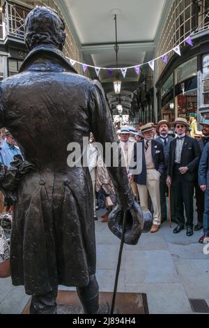 London UK 14. Mai 2022 am Samstag, dem 14.. Mai, um 12:00 Uhr luden alle Flaneure zur Statue von Beau Brummell an der Ecke Jermyn Street und Piccadilly Arcade ein, die mit ihren besten Kleidern bekleidet ist. Etwas wurde vorgelesen, um das Dandy-Herz vor dem Spaziergang in Flammen zu setzen und jenen Kraft zu geben, für die körperliche Bewegung nicht ohne weiteres kommt.Paul Quezada-Neiman/Alamy Live News Stockfoto