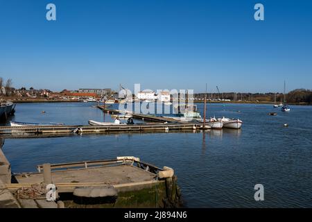 Woodbridge Suffolk UK März 18 2022: Stromabwärts am Ufer des Flusses Deben bis zur Tide Mill in Woodbridge Stockfoto