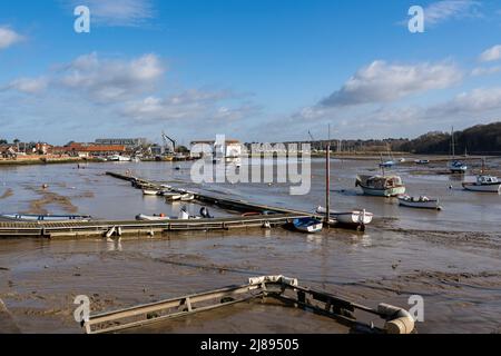 Woodbridge Suffolk UK Februar 22 2022: Blick flussabwärts am Ufer des Flusses Deben bis zur Tide Mill in Woodbridge Stockfoto