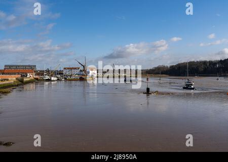 Woodbridge Suffolk UK Februar 22 2022: Blick flussabwärts am Ufer des Flusses Deben bis zur Tide Mill in Woodbridge Stockfoto