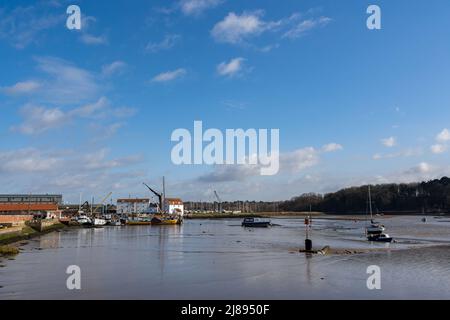 Woodbridge Suffolk UK Februar 22 2022: Blick flussabwärts am Ufer des Flusses Deben bis zur Tide Mill in Woodbridge Stockfoto