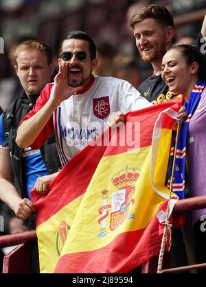 Rangers-Fans auf den Tribünen mit einer Sevilla Europa League Finale spanische Flagge während des Cinch Premiership Spiel im Tynecastle Park, Edinburgh. Bilddatum: Samstag, 14. Mai 2022. Stockfoto