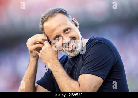 Stuttgart, Deutschland. 14.. Mai 2022. Fußball: Bundesliga, VfB Stuttgart - 1. FC Köln, Matchday 34, Mercedes-Benz Arena. Stuttgarts Trainer Pellegrino Matarazzo steht vor dem Spiel im Stadion. Kredit: Tom Weller/dpa - WICHTIGER HINWEIS: Gemäß den Anforderungen der DFL Deutsche Fußball Liga und des DFB Deutscher Fußball-Bund ist es untersagt, im Stadion und/oder vom Spiel aufgenommene Fotos in Form von Sequenzbildern und/oder videoähnlichen Fotoserien zu verwenden oder zu verwenden./dpa/Alamy Live News Stockfoto