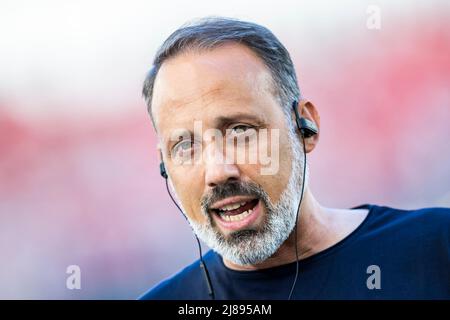 Stuttgart, Deutschland. 14.. Mai 2022. Fußball: Bundesliga, VfB Stuttgart - 1. FC Köln, Matchday 34, Mercedes-Benz Arena. Stuttgarts Trainer Pellegrino Matarazzo steht vor dem Spiel im Stadion. Kredit: Tom Weller/dpa - WICHTIGER HINWEIS: Gemäß den Anforderungen der DFL Deutsche Fußball Liga und des DFB Deutscher Fußball-Bund ist es untersagt, im Stadion und/oder vom Spiel aufgenommene Fotos in Form von Sequenzbildern und/oder videoähnlichen Fotoserien zu verwenden oder zu verwenden./dpa/Alamy Live News Stockfoto