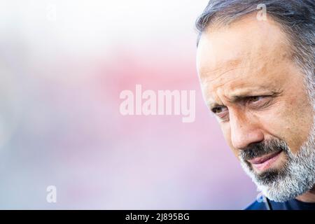 Stuttgart, Deutschland. 14.. Mai 2022. Fußball: Bundesliga, VfB Stuttgart - 1. FC Köln, Matchday 34, Mercedes-Benz Arena. Stuttgarts Trainer Pellegrino Matarazzo steht vor dem Spiel im Stadion. Kredit: Tom Weller/dpa - WICHTIGER HINWEIS: Gemäß den Anforderungen der DFL Deutsche Fußball Liga und des DFB Deutscher Fußball-Bund ist es untersagt, im Stadion und/oder vom Spiel aufgenommene Fotos in Form von Sequenzbildern und/oder videoähnlichen Fotoserien zu verwenden oder zu verwenden./dpa/Alamy Live News Stockfoto