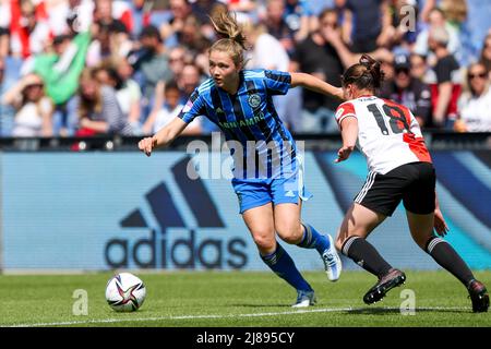 ROTTERDAM, NIEDERLANDE - 14. MAI: Nikita Tromp von Ajax, Isa Kagenaar von Feyenoord während des Pure Energie Eredivisie Vrouwen-Spiels zwischen Feyenoord und Ajax am 14. Mai 2022 im Stadion de Kuip in Rotterdam, Niederlande (Foto: Hans van der Valk/Orange Picles) Stockfoto