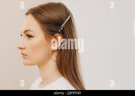 Schöne junge Frau Anwendung Make-up Schönheit Profil Porträt Stockfoto