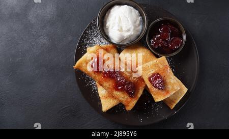 Pfannkuchen mit süßem Quark und Erdbeermarmelade zum Frühstück Stockfoto