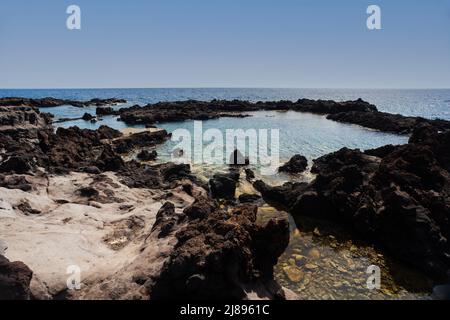 Blick auf die malerische Lavafelsen-Klippe auf der Insel Linosa. Sizilien Stockfoto