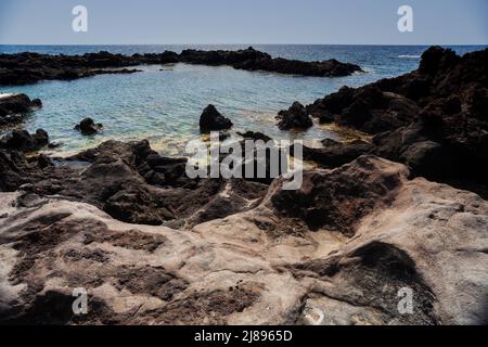 Blick auf die malerische Lavafelsen-Klippe auf der Insel Linosa. Sizilien Stockfoto