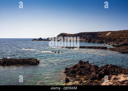 Blick auf die malerische Lavafelsen-Klippe auf der Insel Linosa. Sizilien Stockfoto