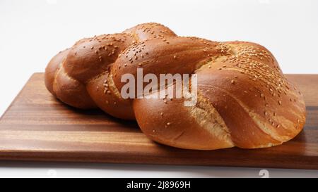 Freigelegte Challah Brot für Shabbat auf Holzbrett. Stockfoto