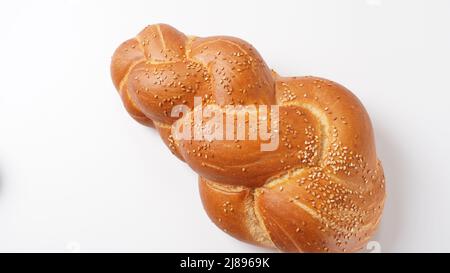 Freigedecktes Challah-Brot für Shabbat auf weißem Hintergrund. Stockfoto