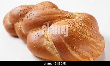 Freigedecktes Challah-Brot für Shabbat auf weißem Hintergrund. Stockfoto