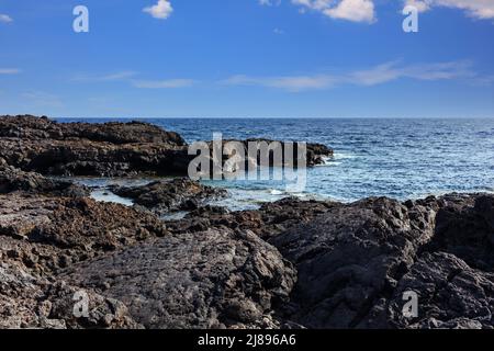 Blick auf die malerische Lavafelsen-Klippe auf der Insel Linosa. Sizilien Stockfoto