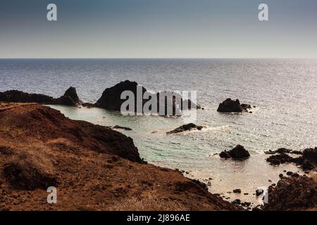 Blick auf die malerische Lavafelsen-Klippe auf der Insel Linosa. Sizilien Stockfoto