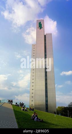 Die Königsbögen II von Ingenhoven Architekten in Düsseldorf mit einem begehbaren, dreieckigen grünen Rasendach. Rechts: Das ehemalige Thyssenhaus. Stockfoto