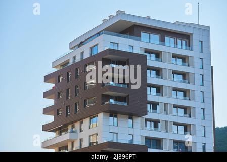 Modernes Apartmentgebäude in europa gegen den Himmel Stockfoto