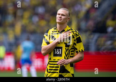 Dortmund, Deutschland. 14.. Mai 2022. Fußball: 1. Bundesliga, Borussia Dortmund - Hertha BSC, Matchday 34, Signal-Iduna-Park: Dortmunds Erling Haaland jubelt für die Fans. Kredit: David Inderlied/dpa - WICHTIGER HINWEIS: Gemäß den Anforderungen der DFL Deutsche Fußball Liga und des DFB Deutscher Fußball-Bund ist es untersagt, im Stadion und/oder vom Spiel aufgenommene Fotos in Form von Sequenzbildern und/oder videoähnlichen Fotoserien zu verwenden oder zu verwenden./dpa/Alamy Live News Stockfoto