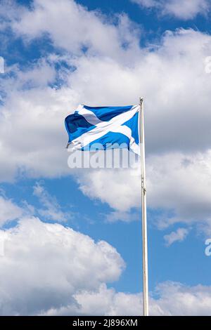 Die Nationalflagge Schottlands, der Saltyre, das St Andrews Cross, Banner oder Schottland, die tapfer in Gretna Green, Dumfries & Galloway, Schottland, Großbritannien, fliegen Stockfoto