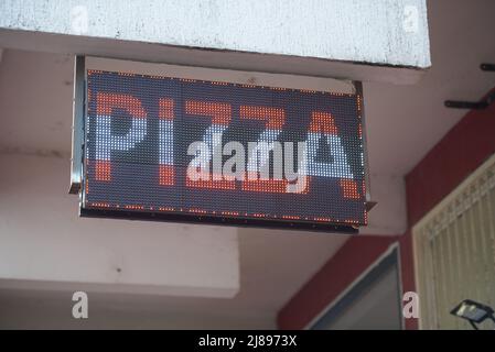 Pizza LED-Schild auf der Straße für Werbung Stockfoto