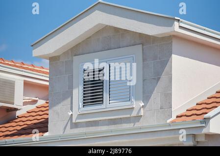 Fenster mit weißen Fensterläden im modernen Haus Stockfoto
