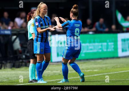 ROTTERDAM, NIEDERLANDE - 14. MAI: Kleine Hoekstra von Ajax, Nikita Tromp von Ajax während des Pure Energie Eredivisie Vrouwen-Spiels zwischen Feyenoord und Ajax am 14. Mai 2022 im Stadion de Kuip in Rotterdam, Niederlande (Foto: Hans van der Valk/Orange Picles) Stockfoto