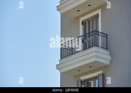 Balkon mit geschlossenen Fensterläden mit Kopierfläche vor blauem Himmel Stockfoto