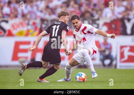 Stuttgart, Deutschland. 14.. Mai 2022. Fußball: Bundesliga, VfB Stuttgart - 1. FC Köln, Matchday 34, Mercedes-Benz Arena. Der Kölner Florian Kainz (l) im Kampf gegen Stuttgarts Konstantinos Mavropanos (r). Kredit: Tom Weller/dpa - WICHTIGER HINWEIS: Gemäß den Anforderungen der DFL Deutsche Fußball Liga und des DFB Deutscher Fußball-Bund ist es untersagt, im Stadion und/oder vom Spiel aufgenommene Fotos in Form von Sequenzbildern und/oder videoähnlichen Fotoserien zu verwenden oder zu verwenden./dpa/Alamy Live News Stockfoto