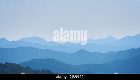 Berglandschaft mit Schichteffekten in blauem Dunst Stockfoto