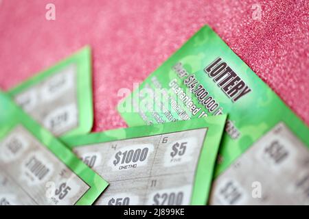 Nahaufnahme der grünen Lotterie Rubbelkarten. Viele verwendeten gefälschte Instant-Lotterie-Tickets mit Glücksspiel-Ergebnisse. Spielsucht Konzept. Stockfoto